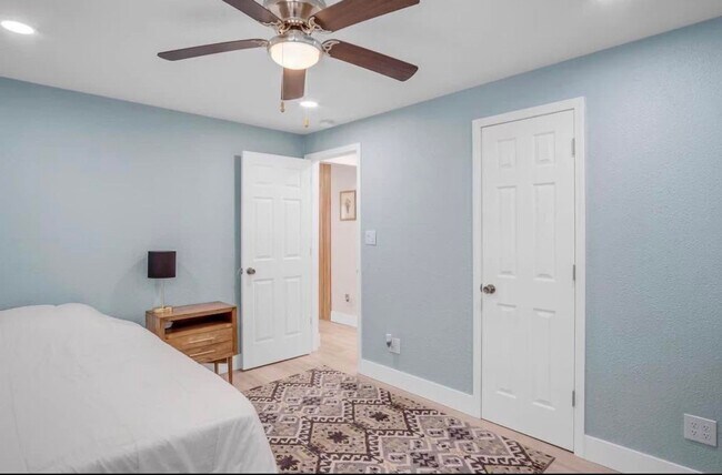 Building Photo - Beautiful 3 Bedroom Home in Quiet Newton Ks