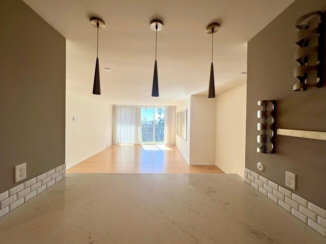 Building Photo - 2 Bed / 2 Bath Condo with Panoramic Ocean ...