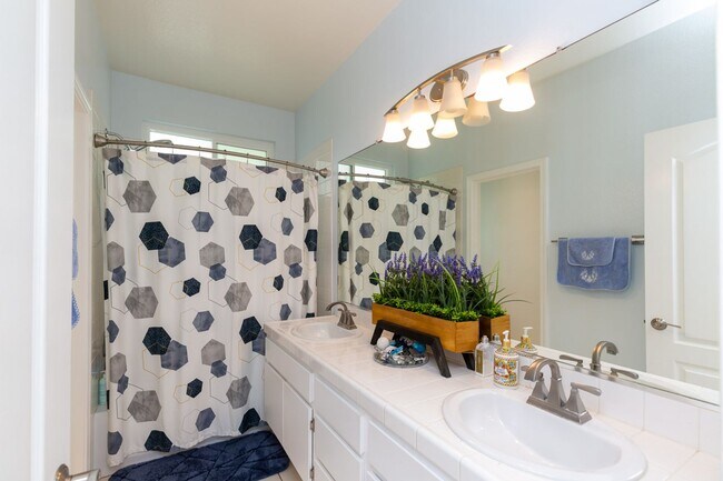 Building Photo - 4 Bed, 2 Bath - Sorrento Mesa Single Famil...