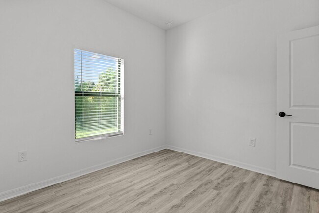 Building Photo - 548 Knapp St
