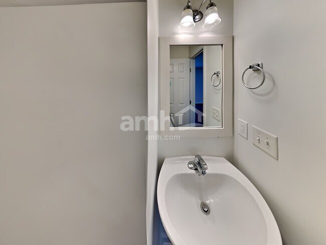 Building Photo - 1606 Harrison Way