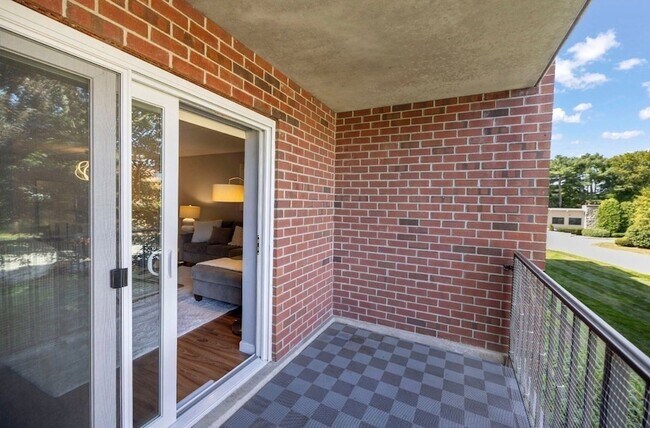 Building Photo - 50-56 Broadlawn Park Unit 221