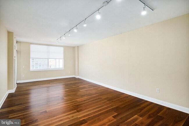 Building Photo - 440 S Broad St