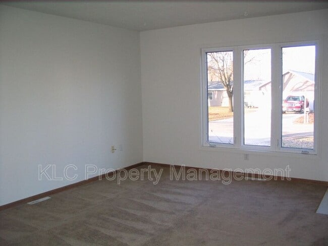 Building Photo - 627 3rd St