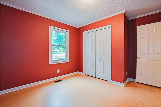 Building Photo - Room in House on Sanderson Dr