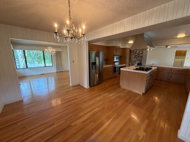 Building Photo - Lakeridge Shores Home!