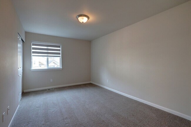 Building Photo - Well Maintained House Tucked Away on Dead-End Street Available!