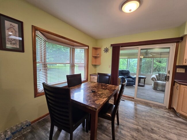 Building Photo - Beautiful Split Entry - 3 Bedroom 2 Bathro...