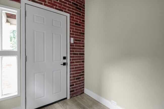 Building Photo - 570 Southwood Ave