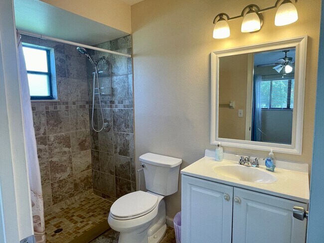 Building Photo - Charming 3-Bedroom Home for Rent in Prime ...