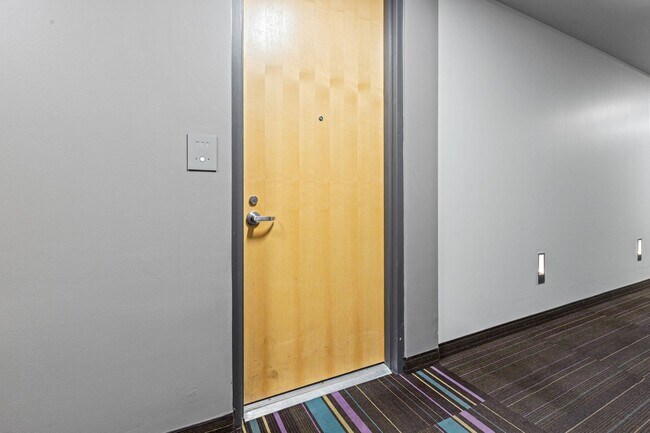 Building Photo - Furnished Juhl Condo w/ Balcony & City Views