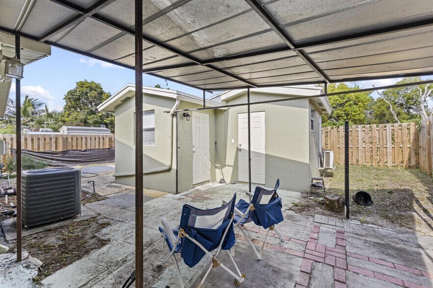 Building Photo - 3717 Pinewood Ave