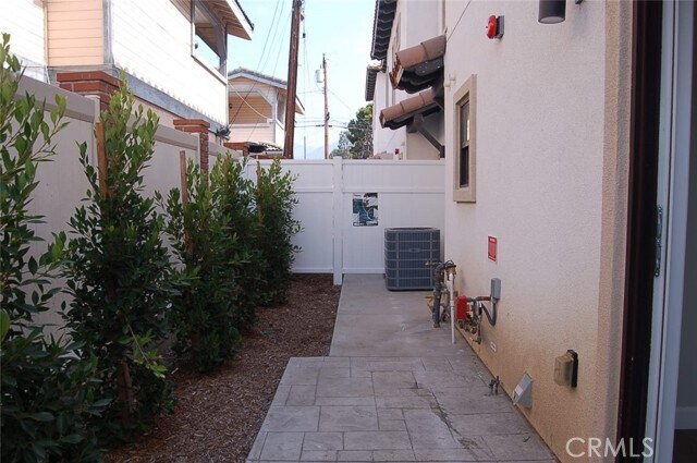Building Photo - 425 W Duarte Rd
