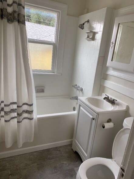 Building Photo - 3824 Goldwyn Terrace