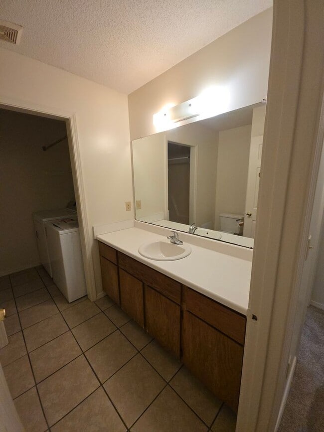 Building Photo - 611-615 N Greenwich Ave