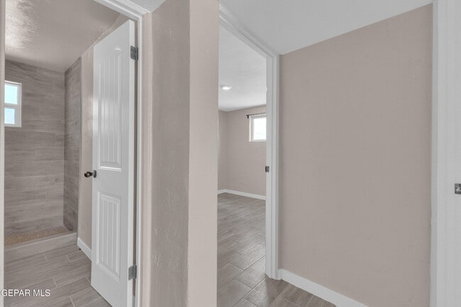 Building Photo - 8931 Robert Dr