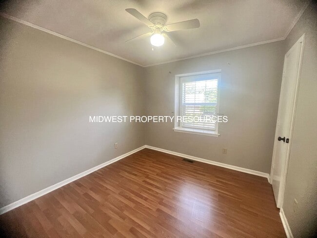 Building Photo - Refreshing & Tidy Lee's Summit Split for L...