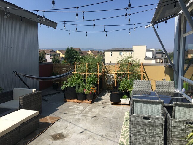 Building Photo - 908 Blondel St