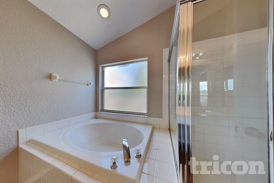 Building Photo - 1124 Vinetree Dr