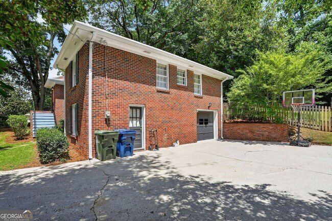 Building Photo - 388 Lakemoore Dr NE