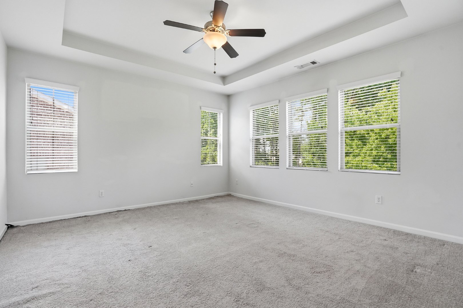 Building Photo - 2376 Tarben Dr