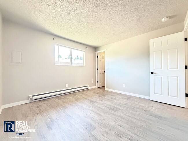 Building Photo - 1408-1414 Josephine Ct SE