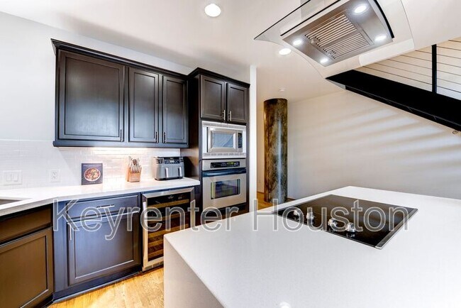 Building Photo - 1005 S Shepherd Dr