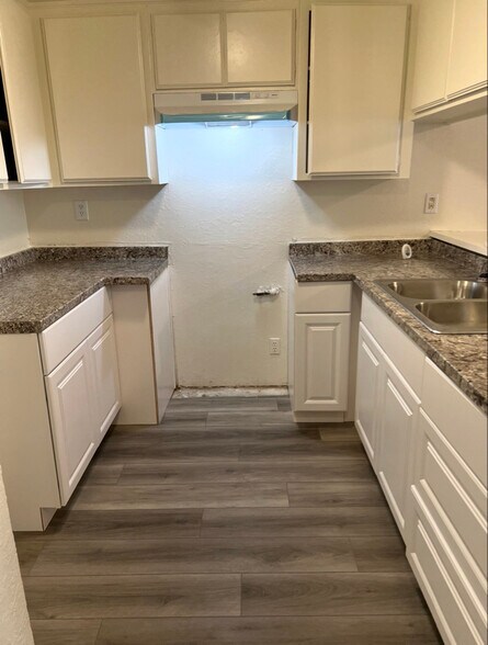 Building Photo - 43711 Challenger Way