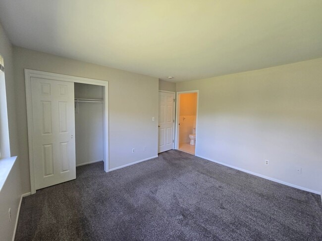 Building Photo - Commuter's delight! Freshly painted, 2-bed...
