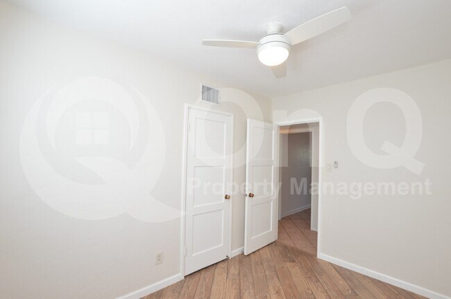 Building Photo - 1402 W Glenrosa Ave