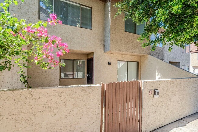 Building Photo - 3 bedroom townhome for rent