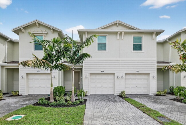 Building Photo - 303 SE Crossoak Ln