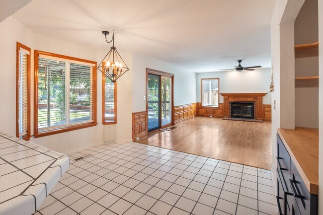 Building Photo - 512 Bluerock Dr