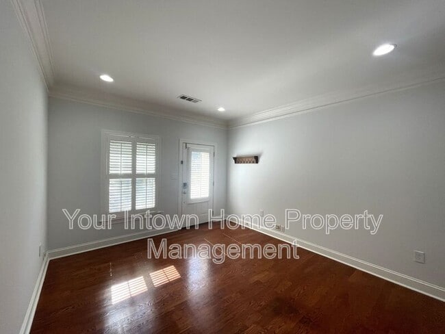 Building Photo - 652 Irwin St NE