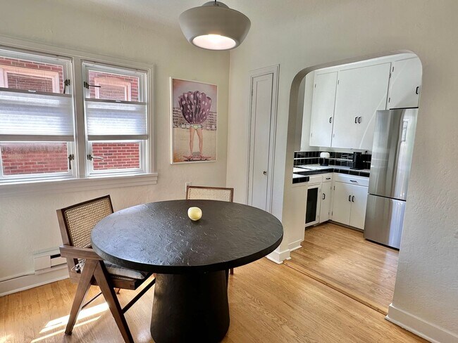 Building Photo - Charming 1 bed condo in desired Eastlake! ...