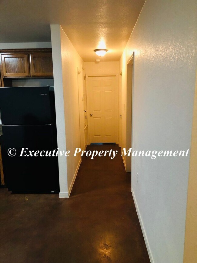 Building Photo - 1208 Westview Dr