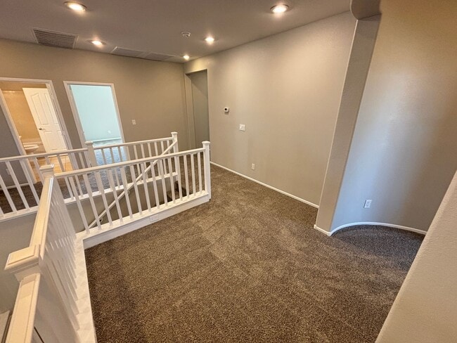 Building Photo - Gorgeous 6Bed/5Bath/4Car, 2-Story Home located in the Mountains Edge