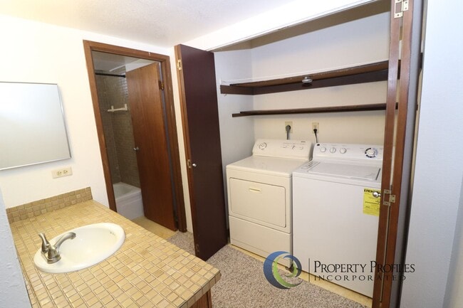 Building Photo - Park at Pearlridge - 2 bedroom 2 bath 1 parking unit - Available Now!