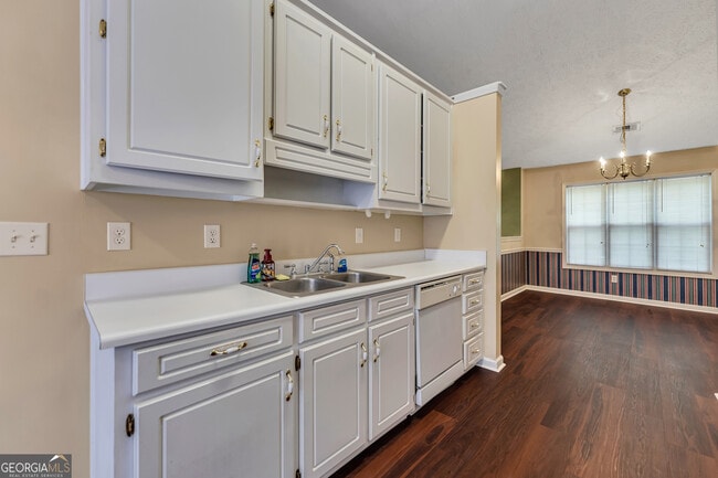 Building Photo - 1510 Twin Manor Dr
