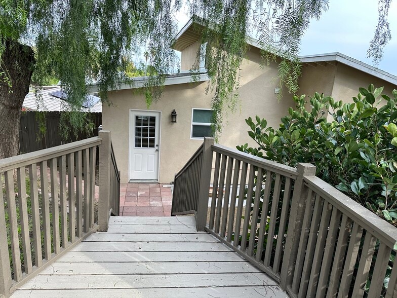 Building Photo - 8846 Farralone Ave