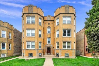Building Photo - Sunny Top-Floor 3BR/2BA in West Ridge with Parking and Water Included
