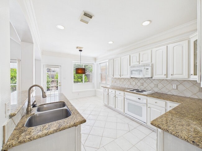 Building Photo - 5407 Lake Pl Dr