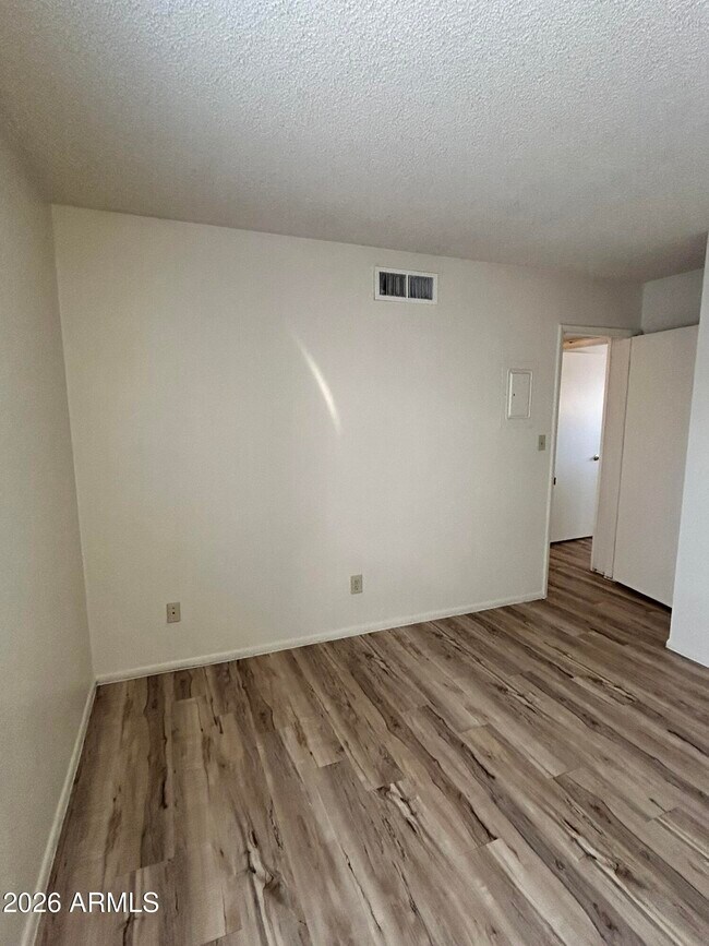 Building Photo - 2652 E Oakleaf Dr