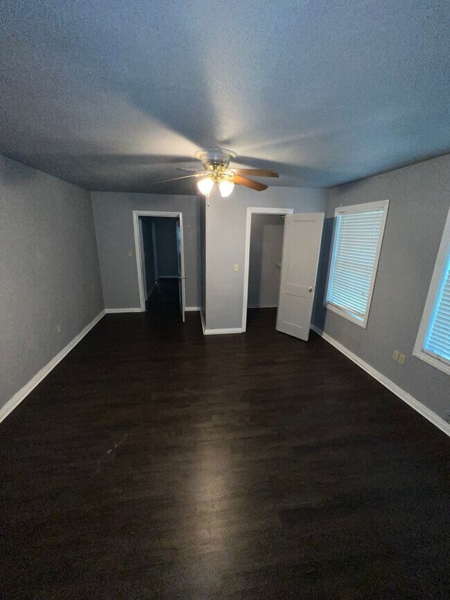 Building Photo - Massive 3/bed, 2 bath, newly updated!