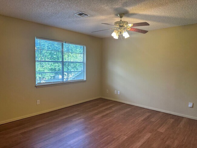Building Photo - This duplex offers 3 spacious bedrooms, 2....