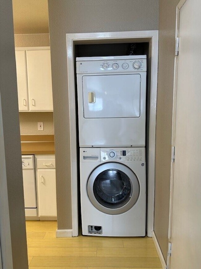 Building Photo - MOVE IN SPECIAL! | PAY HALF MONTHS RENT FOR THE HOLIDAYS! |LAUNDRY IN UNIT!!!