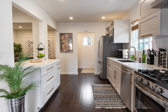 Building Photo - 15153 La Maida St
