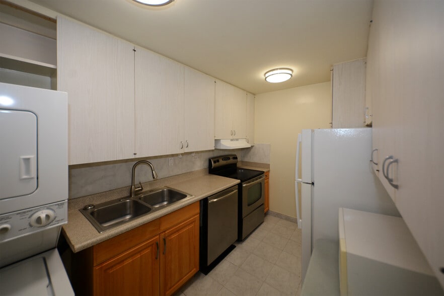 Building Photo - 2465 Ala Wai Blvd