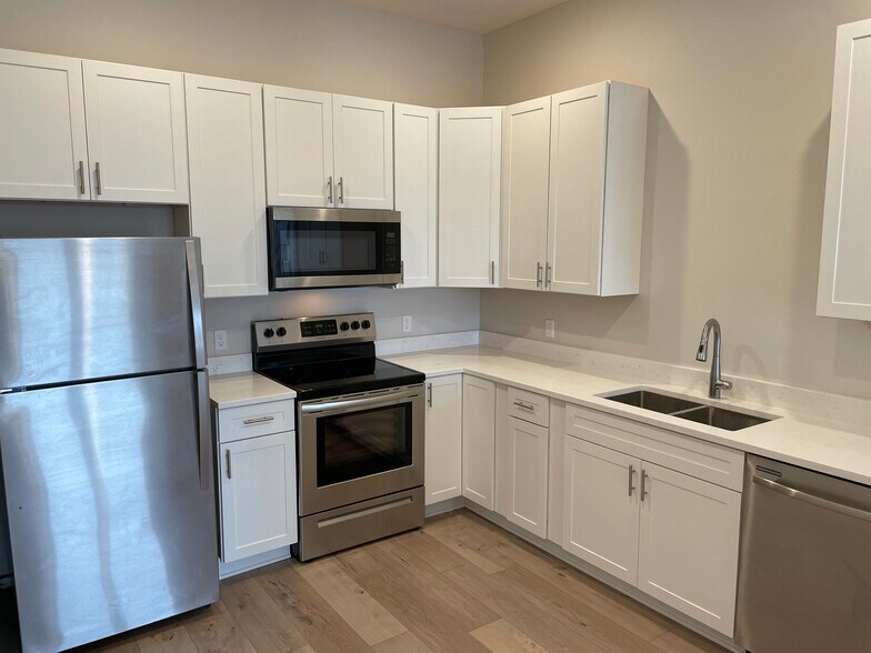 Kitchen - 253 Center St
