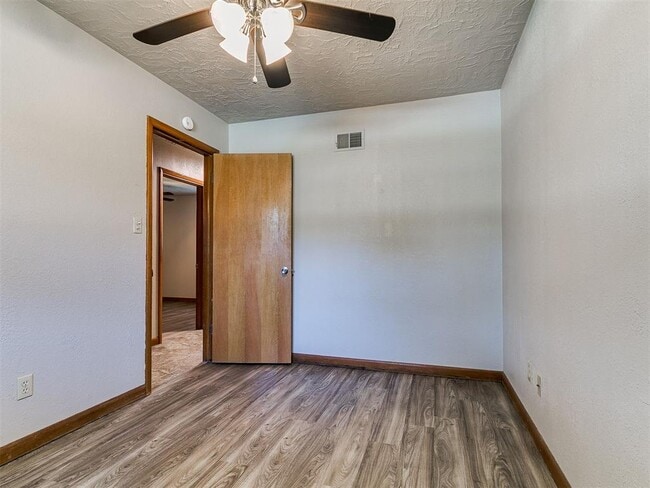 Building Photo - 212 S Mercedes Dr